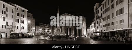 Pantheon bei Nacht Panorama Blick auf die Straße. Es ist eine der am besten erhaltenen antiken römischen Bauwerke in Rom, Italien. Stockfoto