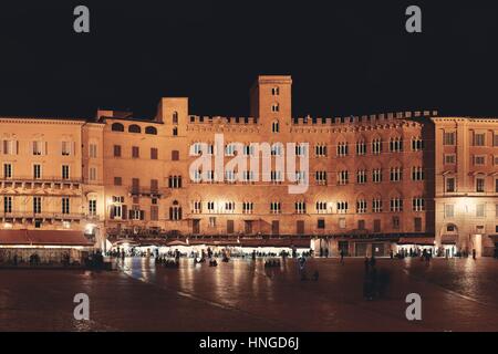 Altbauten in Nachtansicht Piazza del Campo in Siena, Italien. Stockfoto