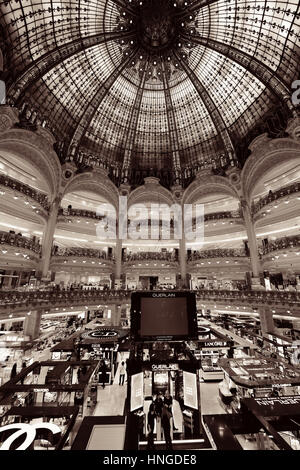 PARIS, Frankreich - Mai 13: Galeries Lafayette Innenansicht auf 13. Mai 2015 entworfen vom Architekten Georges Chedanne sowie das berühmte Kaufhaus, es Stockfoto