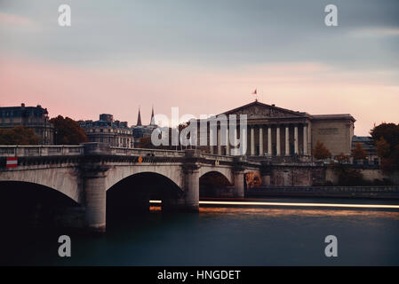 Paris-Ufer mit Pont De La Concorde und Nationalversammlung Stockfoto