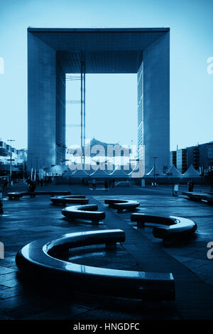 PARIS, Frankreich - Mai 13: Straßenansicht in la Défense Geschäftsviertel am 13. Mai 2015 in Paris. Mit der Bevölkerung von 2M ist Paris die Hauptstadt und die meisten Stockfoto
