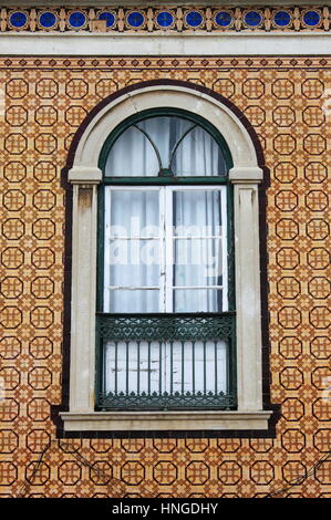 Typische portugiesische Fenster mit Azulejo-Fliesen Stockfoto