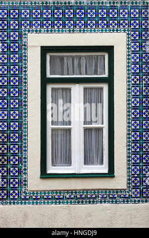Typische portugiesische Fenster mit Azulejo-Fliesen Stockfoto
