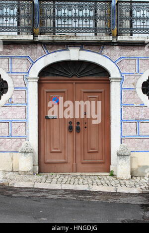 Typische portugiesische Tür mit Azulejo-Fliesen Stockfoto