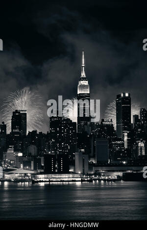 NEW YORK CITY - Apr 4: Empire State Building mit Feuerwerk am 4. Juli 2015 in Manhattan, New York City. Mit einer Bevölkerung von 8,4 Metern besitzen, ist es den meisten kleinen Baue Stockfoto