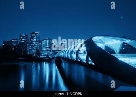 Calgary Stadtbild mit Peace Bridge und die Innenstadt von Wolkenkratzern in Alberta in der Nacht, Kanada. Stockfoto