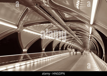 CALGARY, Kanada - 27 AUGUST: Peace Bridge in der Nacht vom 27. August 2015 in Calgary, Kanada. Entworfen von Santiago Calatrava, die Fußgängerbrücke Verbindung Stockfoto