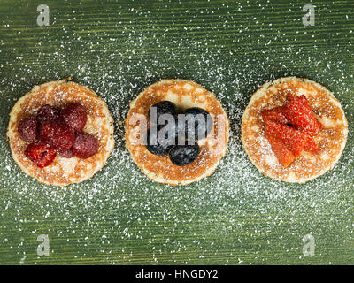 Hausgemachte Pfannkuchen mit frischen Früchten Stockfoto