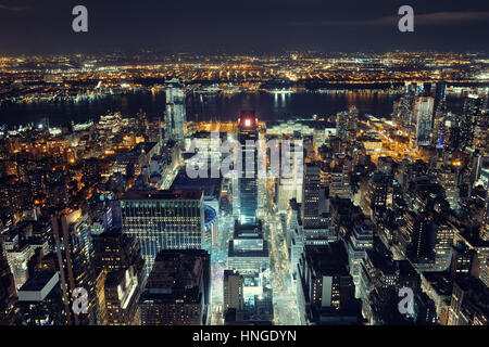 New York City West 34th Street urban Stadtbild Seitenansicht in der Nacht. Stockfoto