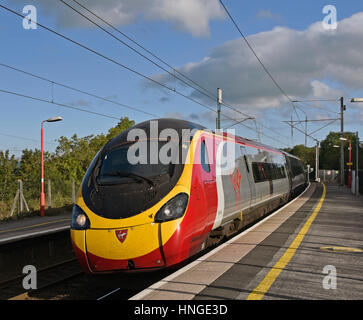 Jungfrau-Züge Klasse 390 Pendolino 390 125 "City of Liverpool" bei Oxenholme Station, Cumbria, England, Vereinigtes Königreich, Europa. Stockfoto