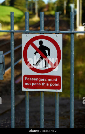 Warnhinweis auf Tor, "Passagiere nicht diesen Punkt passieren müssen". Oxenholme Bahnhof, Cumbria, England, Vereinigtes Königreich, Europa. Stockfoto
