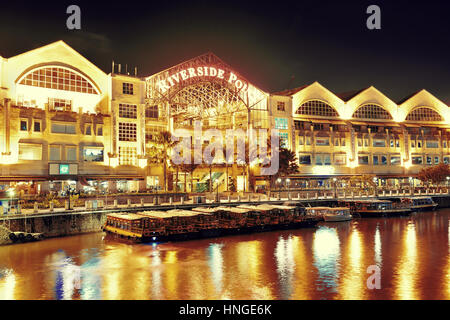 Singapur - 5 APR: Clarke Quay in der Nacht mit Blick auf die Straße und Restaurant am 5. April 2013 in Singapur. Als eine historische riverside Quay ist es nun die h Stockfoto