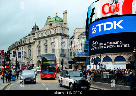 LONDON, UK - 27. September: Piccadilly Circus Street View bei 27. September 2013 in London, Vereinigtes Königreich. Im Jahre 1819 erbaut, ist die Hauptgebiete für shopping, Unterhaltung ein Stockfoto