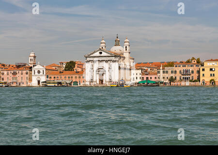 Blick auf die Lagune von Venedig mit der Kirche Santa Maria del Rosario dei Gesuati allgemein bekannt als Il Gesuati, Italien. Stockfoto