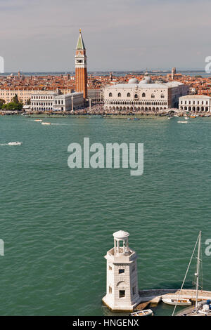 Blick auf die Lagune von Venedig mit dem Dogenpalast, Campanile, Square di San Marco und San Giorgio Maggiore Lighhouse. Stockfoto