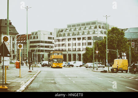Berlin, Deutschland - 21. Juni 2016: Infrastruktur, Straßenverkehr, Bushaltestellen und Geschäftshäuser in der Stralauer Straße am 21. Juni 2016 in Berlin. Stockfoto