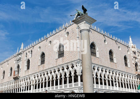 Spalte mit Skulptur des geflügelten Löwen vor dem Dogenpalast am St Markusplatz in Venedig, Italien. Stockfoto