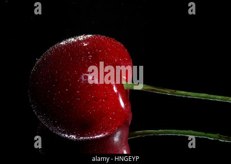 Sweet Cherry hautnah auf reflektierende Spiegel Stockfoto