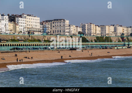 Brighton direkt am Meer mit Kiesstrand und Madeira Drive Stockfoto