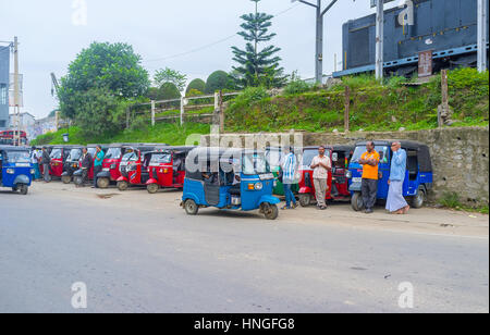 BANDARAWELA, SRI LANKA - 30. November 2016: eine hohe Anzahl von Tuk-Tuk Rikschas stehen neben dem Busbahnhof in der Stadt, am 30. November in Bandar Stockfoto