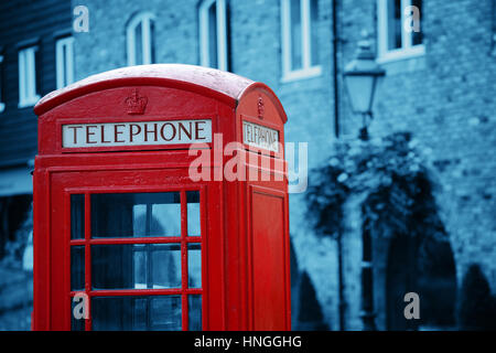 Rote Telefonzelle und Briefkasten in Straße in London wie die berühmte Symbole. Stockfoto