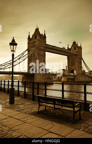 Tower Bridge über die Themse in London. Stockfoto