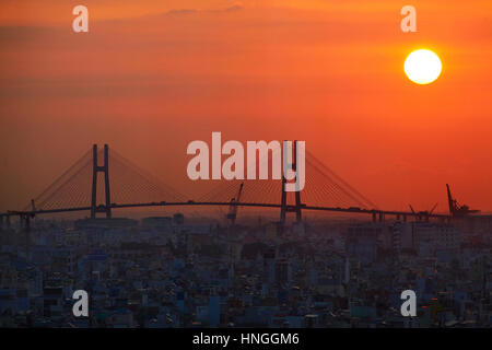 Phu My Brücke bei Sonnenaufgang, Ho-Chi-Minh-Stadt (Saigon), Vietnam Stockfoto