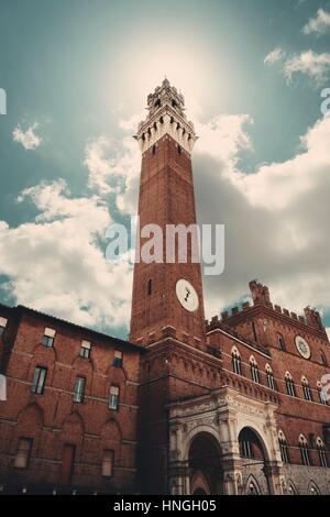 Rathaus Glockenturm Closeup in Siena Italien. Stockfoto