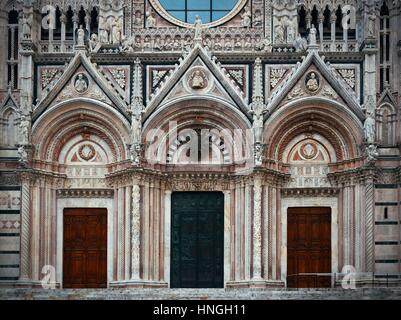 Dom von Siena Tür Nahaufnahme als das Wahrzeichen der mittelalterlichen Stadt in Italien. Stockfoto