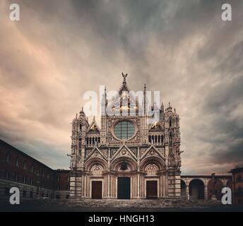 Dom von Siena Nahaufnahme als das Wahrzeichen der mittelalterlichen Stadt bei Sonnenaufgang in Italien. Stockfoto