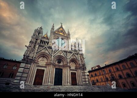 Dom von Siena Nahaufnahme als das Wahrzeichen der mittelalterlichen Stadt bei Sonnenaufgang in Italien. Stockfoto