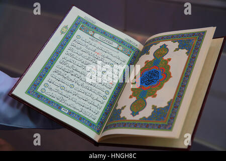 Offene Seiten des Koran, in der Sultan Qaboos Grand Moschee in Maskat, in das Sultanat Oman Stockfoto