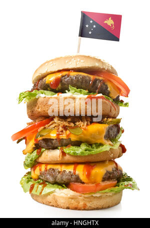 Frisch und lecker XXL Hamburger mit der Flagge von Papua-Neu-Guinea. (Serie) Stockfoto