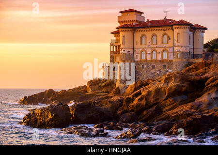 Sonnenuntergang in der Nähe von Boccale Burg an der toskanischen Küste in der Nähe von Livorno. Italien Stockfoto