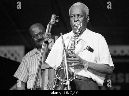 George Kelly am Saxophon, mit Johnny Williams am Bass auf dem 1982 Kool Jazz Festival Stockfoto