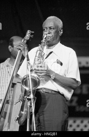 George Kelly am Saxophon, mit Johnny Williams am Bass auf dem 1982 Kool Jazz Festival Stockfoto