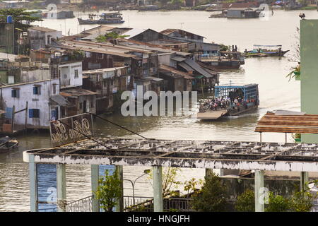 MY THO, VIETNAM - Februar 13: Menschen über Mekong Fluss auf Fähre am 13. Februar 2012 in My Tho, Vietnam. Stockfoto