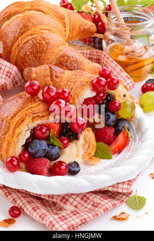 Frische Croissants mit Früchten. Isoliert auf weißem Hintergrund Stockfoto