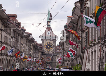 Kramgasse, Lebensmittelhändler Gasse, Hauptstraße mit barocken Fassaden, Zytglogge, Uhrturm, und Fahnen in der Altstadt von Bern, Schweiz Stockfoto