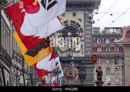 Kramgasse, Lebensmittelhändler Gasse, Hauptstraße mit barocken Fassaden, Zytglogge, Uhrturm, und Fahnen in der Altstadt von Bern, Schweiz Stockfoto