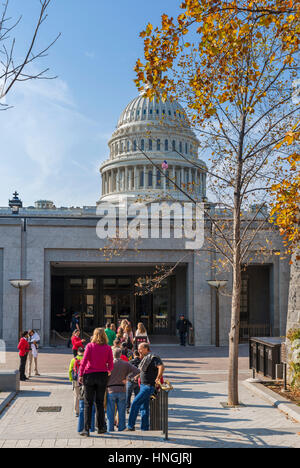 Besucher, die Schlange vor dem Eingang zu den United States Capitol Visitor Center Washington DC, USA Stockfoto