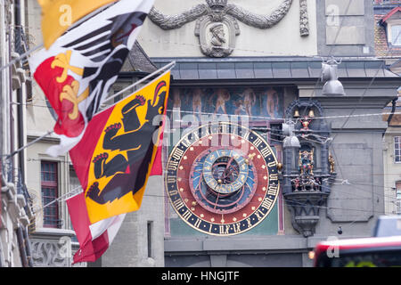 Kramgasse, Lebensmittelhändler Gasse, Hauptstraße mit barocken Fassaden, Zytglogge, Uhrturm, und Fahnen in der Altstadt von Bern, Schweiz Stockfoto