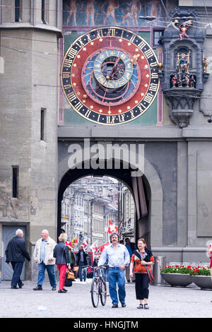 Kramgasse, Lebensmittelhändler Gasse, Hauptstraße mit barocken Fassaden und Zytglogge, Uhrenturm in der Altstadt von Bern, Schweiz Stockfoto