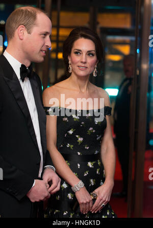 Der Herzog und die Herzogin von Cambridge Treffen mit Vertretern der BAFTA eintreffen zur Teilnahme an den EE British Academy Film Awards in der Royal Albert Hall, Kensington Gore, Kensington, London statt. Stockfoto