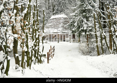 Authentische ukrainischen Dorf mit Holzhütten und Zäune im Winter. Skansen Shevchenkivskyi Hai, Lemberg, Ukraine. Stockfoto