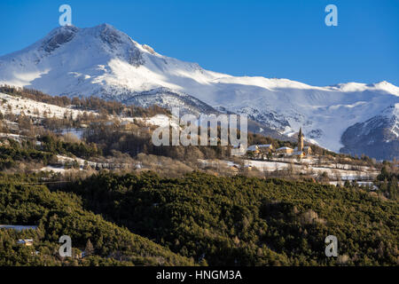 Saint-Sauveur-Dorf in der Nähe von Embrun mit Winter Blick auf Les Orres ski Resort. Hautes-Alpes, südlichen französischen Alpen, Frankreich Stockfoto