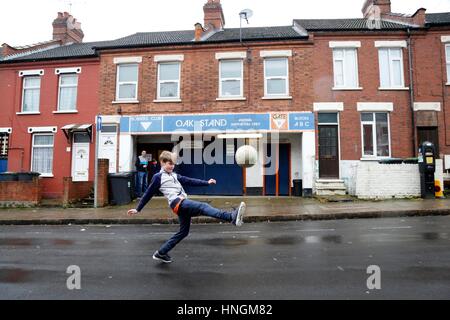 Kinder spielen Fußball auf der Straße außerhalb Kenilworth Straße Haus von Luton Town Football Club. Stockfoto