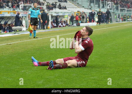 Turin, Italien. 12. Februar 2017. Olympiastadion Grande Torino, Turin, Italien, 02.12.2017: Andrea Belotti (FC Turin) feiert nach seinem Tor in der Serie A Fußballspiel zwischen Fc Torino und Pescara Calcio. Torino gewinnt 5: 3 über Pescara. Bildnachweis: Massimiliano Ferraro/Pacific Press/Alamy Live-Nachrichten Stockfoto