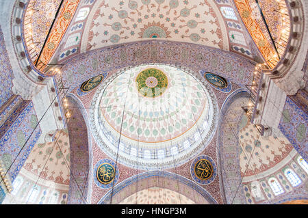 Innenraum der Yeni Camii, Istanbul, Türkei Stockfoto