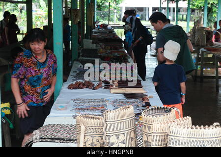 Touristen besuchen Einheimische traditionelle Handwerkskunst bei Penan Dorf Markt Sarawak Stockfoto